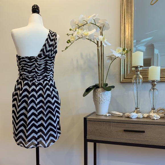 H&M - Black Dress - Size US 6 - Picture 3 of 3